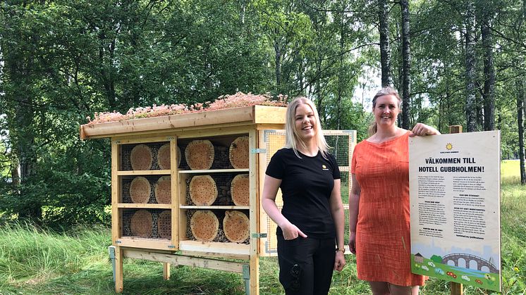 Bilden visar markförvaltare Zandra Löfqvist och kommunalråd Monika Bubholz vid invigningen av kommunens stora insektshotell på Gubbholmen. 