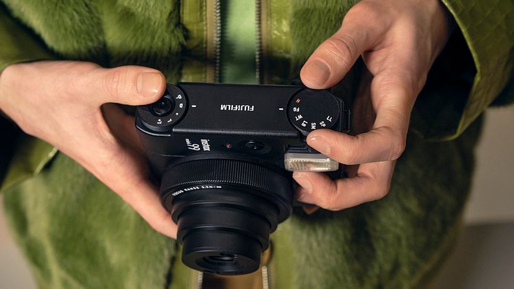 Fujifilms helt nye INSTAX MINI 99 instant kamera fremkalder farven på dine billeder.