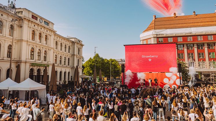 Petter Stordalen lanserer nye Strawberry på Jernbanetorget i Oslo. Foto: Strawberry 