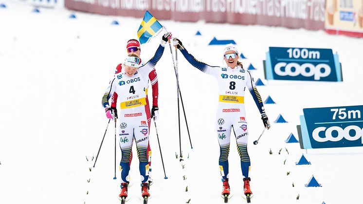 Jonna Sundling och Linn Svahn firar efter damernas klassiska sprintfinal i februari 2020