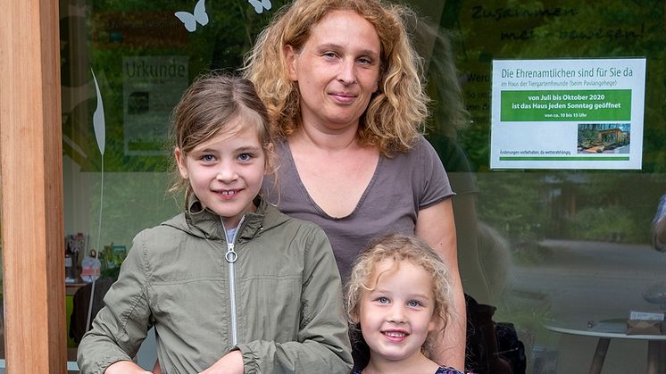 Die glückliche Gewinnerin: Greta Eichler (vorne links) mit ihrer Mutter Charlotte und Schwester Sophie