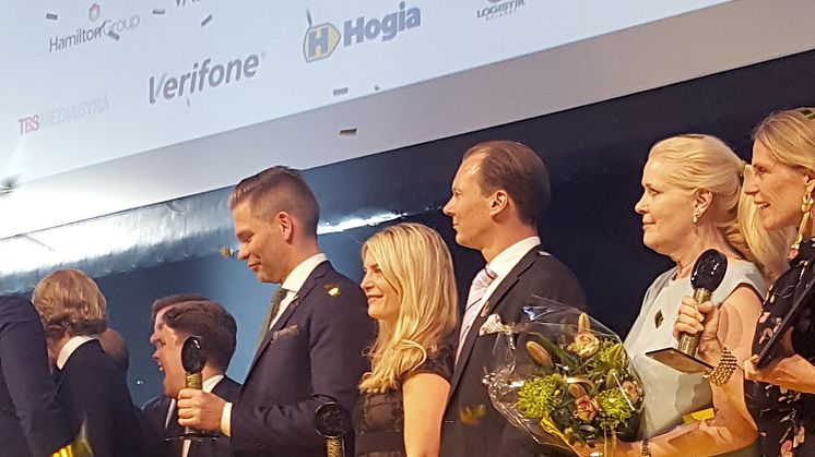 På Retail Awards scen står vinnarna, bland annat Årets Ledare 2017: Susanne Ehnbåge, vd NetOnNet  