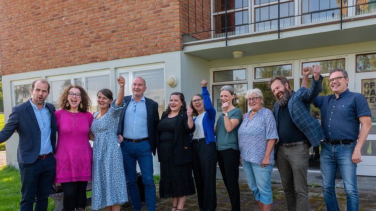 JUBLER FOR JUBILEUMSTILSKUDD: Fra venstre Magnus Sempler Holte, Kjersti Krageberg, Inger-Maren Slagsvold, Sven Inge Sunde, Margrethe Harr, Kari Fuglesang, Gry Linderud, Bjørg-Karin Ringen, Per Øyvind Riise og Terje H. Joranger.