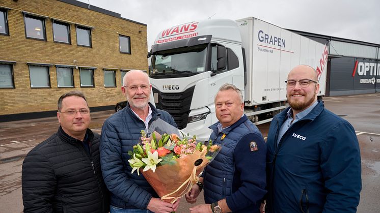 Wans Transport & Logistik firade 30-årsjubileumet i samband med leveransen av en ny IVECO S-WAY. Fr.v. Joakim Mattsson, verkstadschef, Anders Nilsson, försäljningsdirektör, Stefan Sandin, ägare Wans Transport & Logistik och säljaren Christian Friis