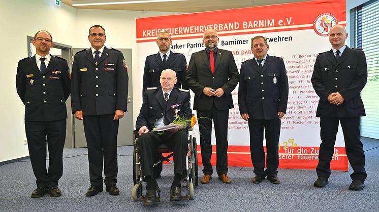 Stellvertretend für das Land Brandenburg durfte der Landrat dem Kameraden Max Norbert-Börst seinen besonderen Dank aussprechen. Fotos: Landkreis Barnim/Robert Bachmann