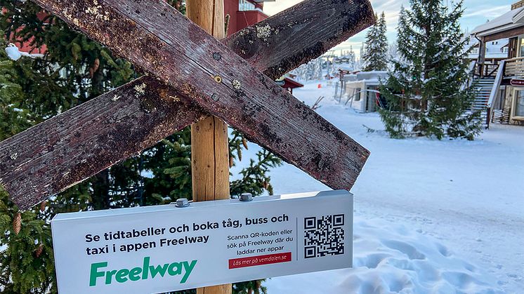 Skyltar vid hållplatser med QR-kod till appen Freelway