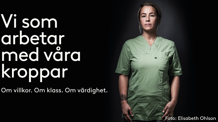 I utställningen möter du berättelser från vår tids arbetarklassvardag: om otrygga villkor och bristande respekt, men också om organisering, stolthet och gemenskap. 