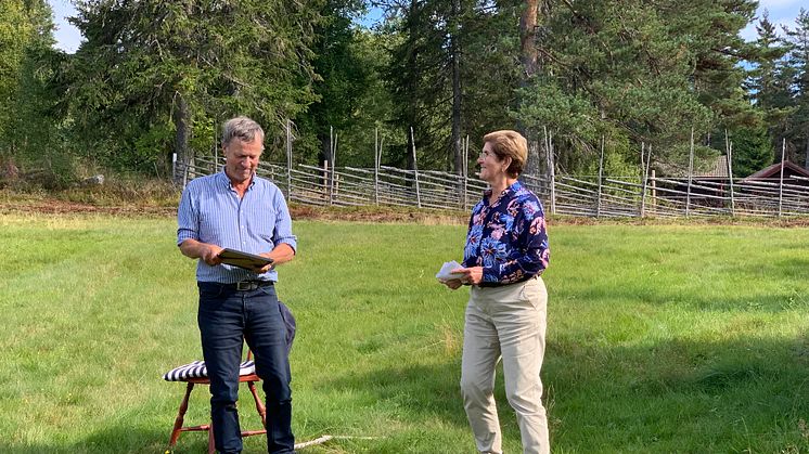 Som representant för släkten tog Johan Ahlbom emot priset från landshövding Ylva Thörn. Foto: Ann Eriksson, Länsstyrelsen i Dalarnas län.