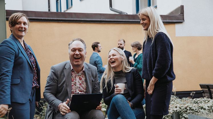 Kathrine Hogseth and Gustaf Westerlund together with colleagues at CRM-Konsulterna.