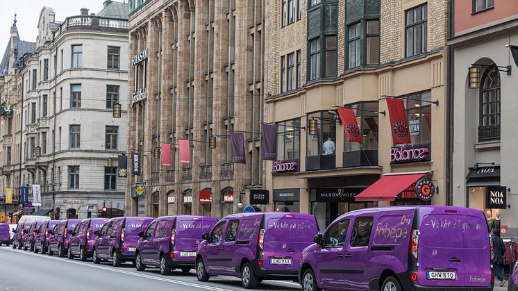 Renault Kangoo ZE i karavan på Kungsgatan i Stockholm. Bild: Fotograf Linus Meyer