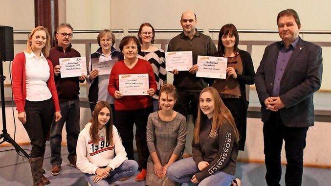 Spendenübergabe aus dem Aktionstag Genialsozial: (v.l., hintere Reihe) Katrin Straßburger, Jörg Sämisch, Kristina Schmitt, Brigitta Albrecht, Mandy Rziepela, Olaf Kroggel, Mona Meister, Uwe Storek; (vorn) Estelle, Melissa, Antonia. Foto: Ines Alekowa