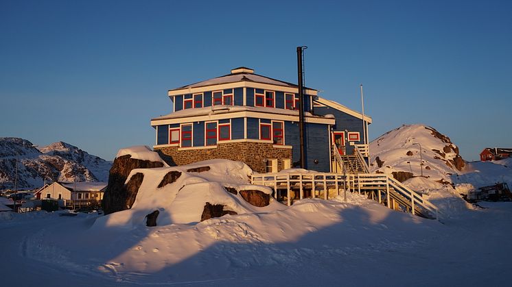 The blue building at the top of the hill: Arctic DTU Sisimiut – Ilinniarfeqarfik Sisimiut. Photo: Technical University of Denmark