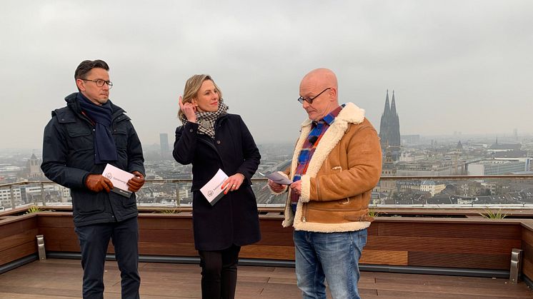 Gemeinsam mit Markus Langenbach, Leitung Programm Bau und Ausbau. und Ulrich Wolf, Management Programm bmH bauen mit Holz, führt WDR-Moderatorin Andrea Grießmann durchs die Preisverleihung auf dem Hansahochhaus. Foto: Rudolf Müller Mediengruppe