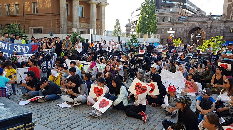 Barnfamiljerna demonstrerar på Mynttorget sommaren 2019.