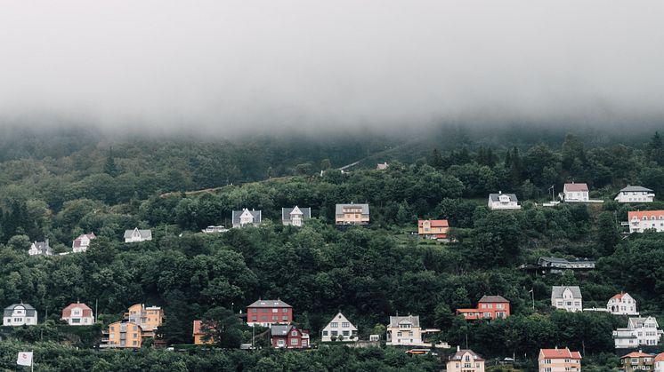 Gjeldsproblemene øker, spesielt på Sør-Vestlandet, ifølge Lindorffanalysen. 250.000 nordmenn har totalt 1,3 millioner betalingsanmerkninger - til en verdi av 39 milliarder kroner. Foto: Bergen, Unsplash.