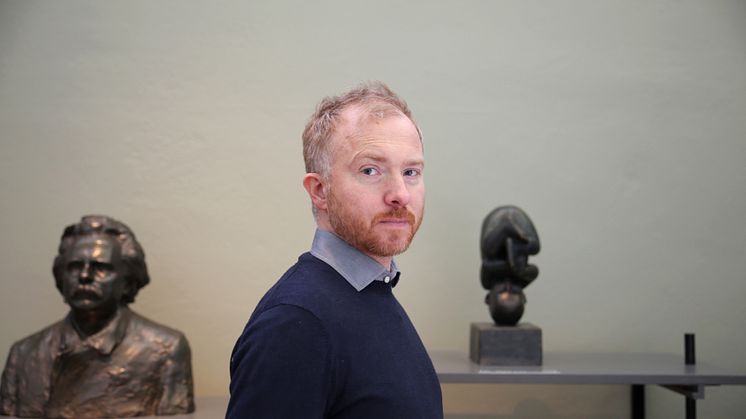 Billedkunstner Håkon Anton Fagerås har utformet 20-kroningen for Norges Bank i forbindelse med Vigelandjubileet. (Foto: Unni Irmelin Kvam / Vigeland-museet)