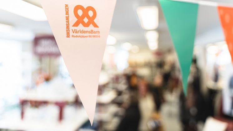 Dubbelt upp när Erikshjälpen Second Hand skänker dagskassan till Världens Barn