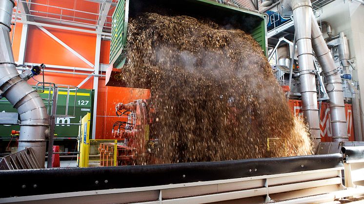 Lossning av flis från tåg vid Fortum Värmes nya biokraftvärmverk i Stockholm. Foto: Fortum Värme