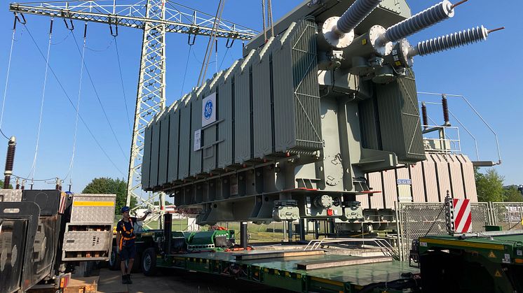 In der Nacht von Dienstag auf Mittwoch hat die LEW Verteilnetz GmbH (LVN) einen neuen 110/20-kV-Transformator auf das Gelände des Umspannwerks Marktoberdorf anliefern lassen. 