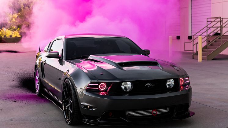 Bil som gör en färgad burnout med Highway Max Colored Smoke däck