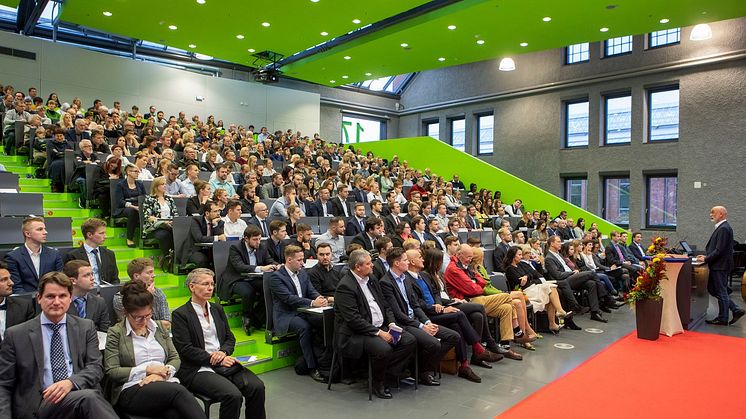 Prof. Dr. Christian Stegmann, Leiter des DESY-Forschungsstandortes in Zeuthen, überbringt den Absolventinnen und Absolventen der TH Wildau Glückwünsche (Foto: Christian Thiel)