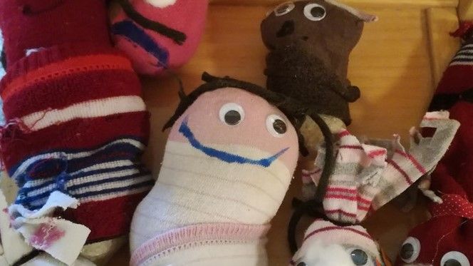 Alte Socken, die eigentlich im Müll gelandet wären, werden im Hauff-Kindergarten zu netten Sockenmonstern