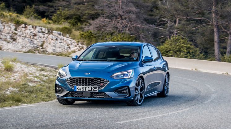 FORD_2019_FOCUS_ST_Performance_Blue_31