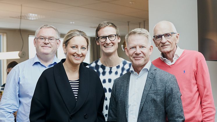 Jesper Jensen, Pernilla Andersson, Viktor Bakker, Peder Wahlgren (VD) och Roger Asterholm från GoCo Development firar att detaljplanen vunnit laga kraft. 