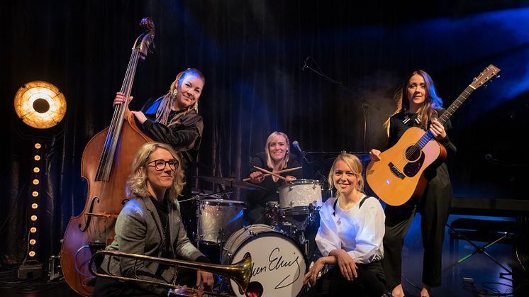 Fröken Elvis på julturné med ny singel och en jädrans massa instrument!