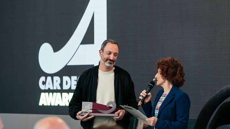 Executive Vice President og chef for Kia Global Design, Karim Habib, modtog prisen på vegne af Kia.