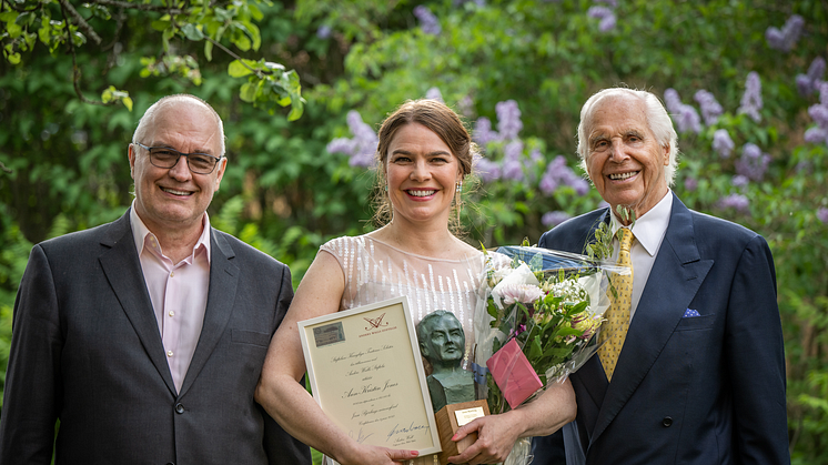 Gunnar Lundberg, ordförande för Stiftelsen Kungliga Teaterns Solister, Ann-Kristin Jones, årets Jussi Björling-stipendiat, och Anders Wall. (Foto: Karin Röse)