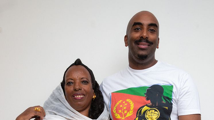 Den norsk-eritreiske tegneserieskaperen Josef Yohannes sammen med moren, Melite Yohannes, som er hans store forbilde og helt. Foto: Ingunn Larsen