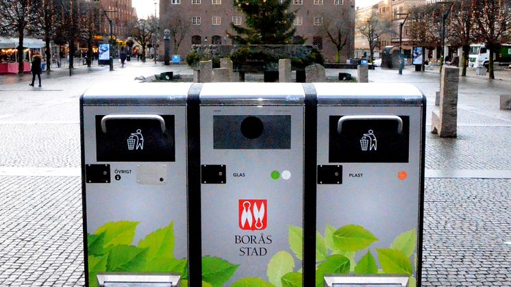 Här på Stora torget står en av de nya, smarta papperskorgarna just nu. 