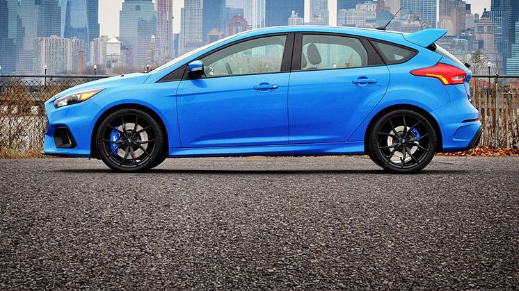 A Ford bemutatja a vadonatúj Focus RS-t, ami 4,7 másodperc alatt gyorsul százas tempóra, a végsebessége pedig 266 km/óra; az autó belépő ára 11.800.000 forint