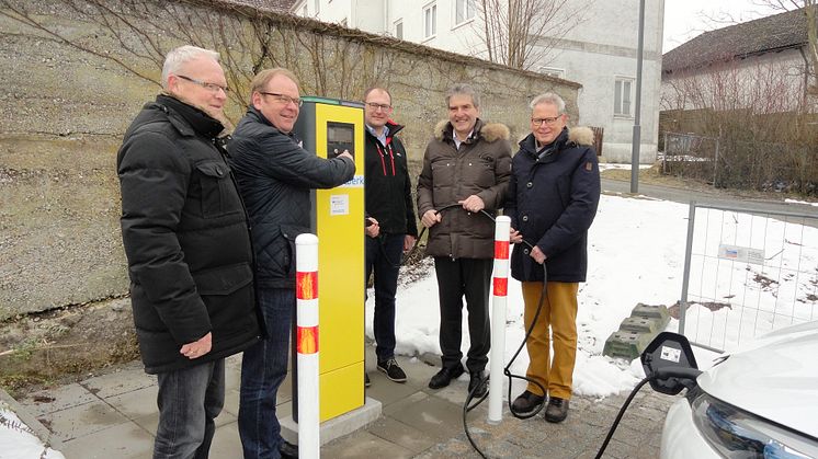 Machen e-mobil: Bürgermeister Wolfgang Lindmeier (2.v.l.), Geschäftsleiter Werner Wagner (l.), Kämmerer Jürgen Lienig (r.), Bayernwerk-Kommunalbetreuer Franz-Josef Bloier (2.v.r.) und Kollege Gerhard Ilg (M.), Leiter Betriebsmanagement Niederbayern.