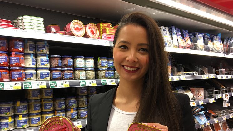 - Det känns bra att vi har säkrat ansjovisen till svenskarnas julbord med 5 miljoner burkar. Trots sin popularitet så tror vi att 20 miljoner portioner räcker, säger Malou Wik Yeung, marknadschef 