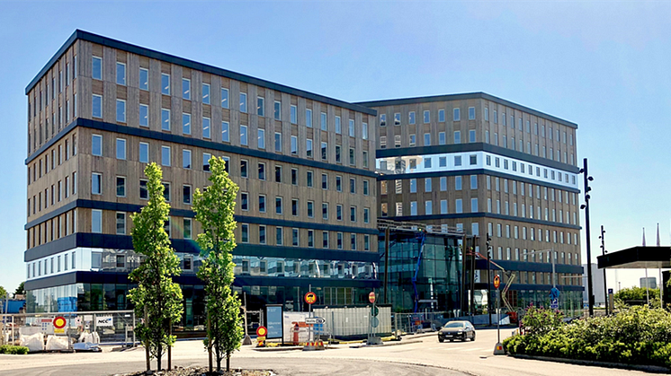 Den terminalnära byggnaden SkyCity Office One erbjuder flexibla mötesplatser vid Stockholm Arlanda Airport. Till vänster visionsbild. Foto Sandellsandberg. Till höger dagens utseende (2018-05-24) Foto Hans Uhrus, Swedavia.
