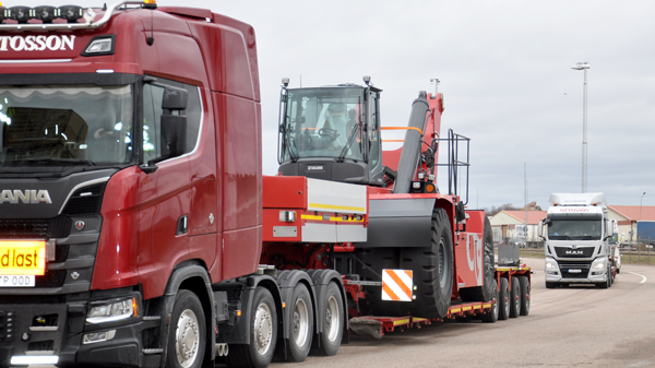Den gigantiska trucken anlände Helsingborgs Hamn i en konvoj med tre ekipage.