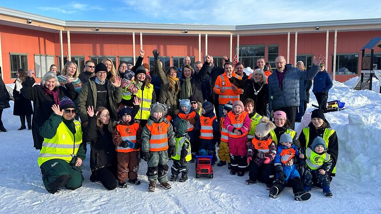 Ordfører i Harstad, Kari-Anne Opsal, barnehagebarn og ansatte kunne endelig juble for at Sørvik barnehage offisielt er åpnet.