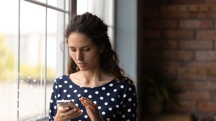 Kvinna använder mobiltelefon 