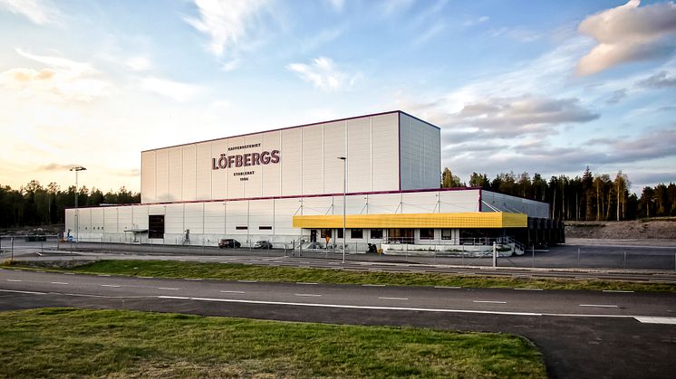 När Löfbergs Lila byggde sitt 6000 kvadratmeter stora helautomatiska höglager i Karlstad 2015 levererades 1800 kubikmeter Thomagrön® till bottenplattan.