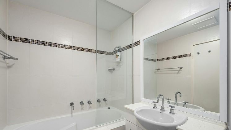 free-photo-of-interior-of-a-bathroom.jpeg