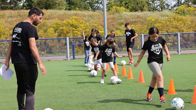 HFAB vill få fler barn och unga att prova på en idrott. Under två veckor arrangerar det kommunala bostadsbolaget en fotbollsskola på Andersberg. Ledaren för fotbollsskolan är före detta elitspelaren Anel Rashkaj.