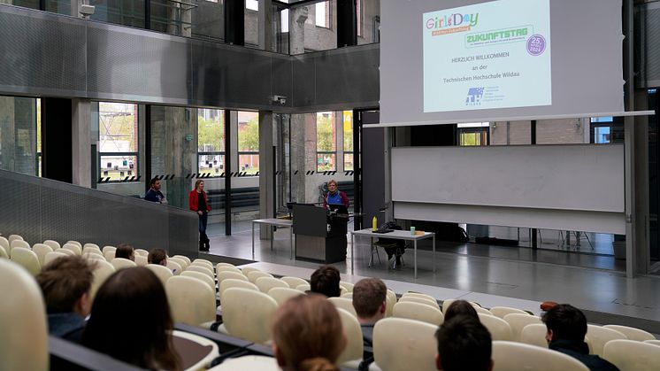 Prof. Ulrike Tippe, Präsidentin der TH Wildau, eröffnete die Angebote der Wildauer Hochschule im Rahmen des Zukunftstags Brandenburg und bundesweiten Girls‘ Day Ende April. (Bild: Mike Lange / TH Wildau)