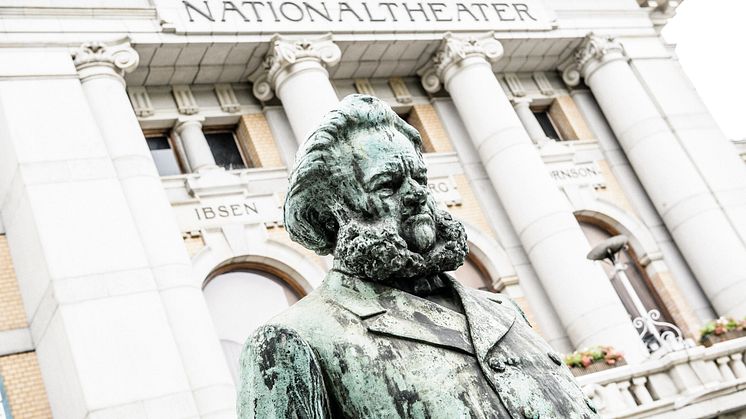 Ibsen-statuen foran Nationaltheatret