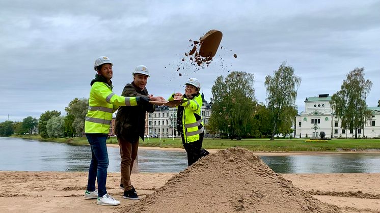 Kommunens byggledare Johan Härdne, Erik Nilsson kommunalråd och projektledare Louise Thyberg tar ett första spadtag för Residensparken.