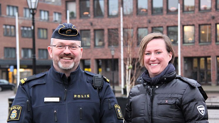 Kenneth Mattsson, kommunpolis på lokalpolisområde Halmstad, och Therese Wallgren, trygghetsstrateg på Halmstads kommun, hoppas på många svar.