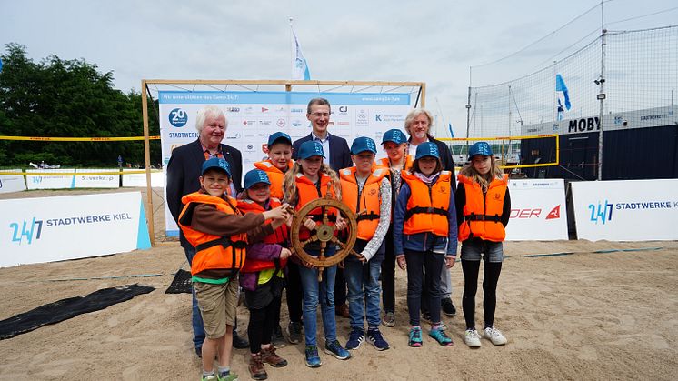 Die Segelkinder übernehmen das Steuerrad für die 20. Segelsaison von den Offiziellen Tovar, Meier, Wanger