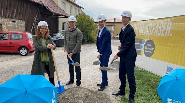 v.l.n.r.: Chrysiida Angelopoulou (Partnermanagerin Gigabit Reg. Stuttgart GmbH), Hans Michael Burkhardt (Bgm. Jettingen), Dr. Sascha Meßmer (Wirtschaftsförderung LK Böblingen), Kai Hölscher (Deutsche Glasfaser, Sr. Manager Kommunale Kooperationen)