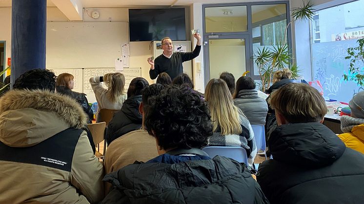 Der ehrenamtliche "Geldlehrer" Jörg Ulhlenbrock in der Unterrichtseinheit an der Dietrich-Bonhoeffer-Schule am Standort Kassel. 